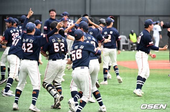 성남고 야구부 선수들이 19일 목동야구장에서 펼쳐진 유신고와 황금사자기 결승전 6회초 이서준의 쐐기 투런포에 환호하고 있다.