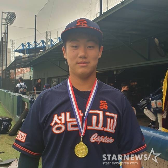성남고 이서준이 19일 목동야구장에서 펼쳐진 유신고와 황금사자기 결승전을 우승으로 이끈 뒤 취재진과 인터뷰에 응했다. /사진=김동윤 기자