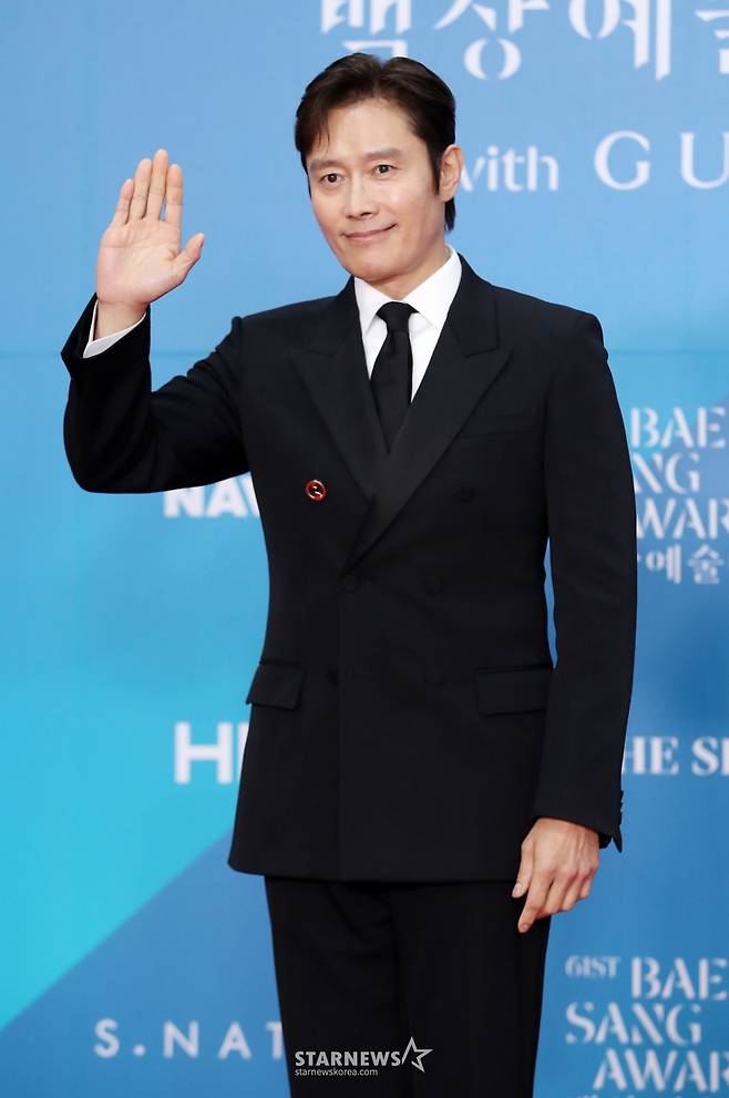 배우 이병헌이 5일 오후 서울 강남구 코엑스에서 열린 제61회 백상예술대상 시상식에 참석해 포즈를 취하고 있다./2025.05.05 /사진=김휘선 hwijpg@