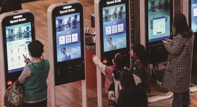 보고 싶은 영화를 상영하지 않아 영화관에 가지 않는다는 소비자가 많다.[사진｜뉴시스]