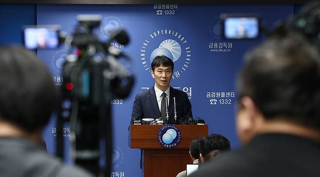 대선을 앞두고 폐기됐던 상법 개정안이 다시 도마에 올랐다. 사진은 이복현 금융감독원장.[사진 | 연합뉴스]