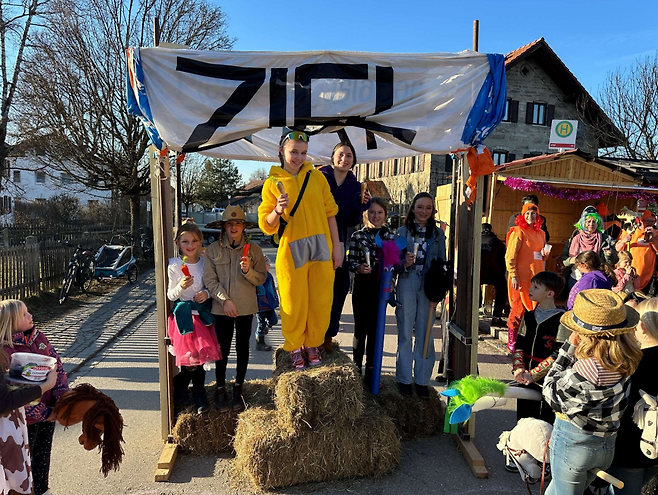 독일 바이에른주 후글핑 마을의 청소년들이 지난 3월 4일 마을에서 열린 카니발 축제에서 시상대에 올라 포즈를 취하고 있다. 후글핑 마을 제공