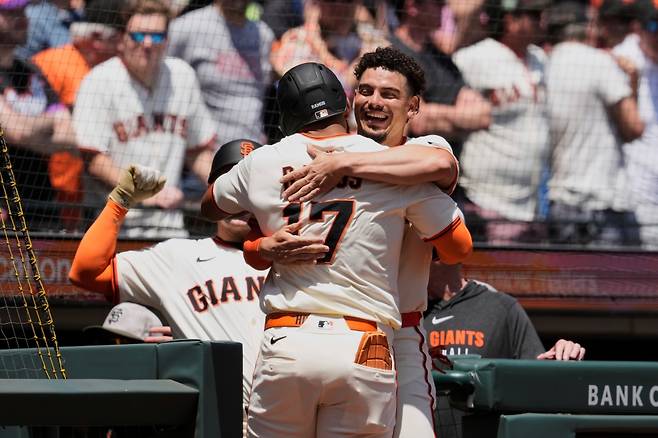 19일 미국 캘리포니아주 샌프란시스코의 오라클파크에서 열린 2025 미국프로야구 메이저리그(MLB) 애슬레틱스와 샌프란시스코 자이언츠의 경기, 1회말 무사 샌프란시스코 헤일럿 라모스가 1점 홈런을 날린 뒤 윌리 아다메스와 기쁨을 나누고 있다. AP 연합뉴스
