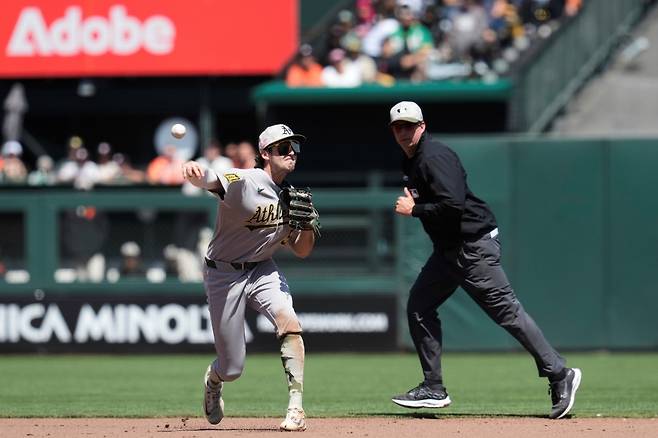 19일 미국 캘리포니아주 샌프란시스코의 오라클파크에서 열린 2025 미국프로야구 메이저리그(MLB) 애슬레틱스와 샌프란시스코 자이언츠의 경기, 7회말 1사 샌프란시스코 이정후의 땅볼 때 애슬레틱스 유격수 제이콥 윌슨이 타구를 처리하고 있다. AP 연합뉴스