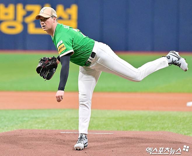 7일 오후 서울 구로구 고척스카이돔에서 열린 '2025 신한 SOL Bank KBO리그' KIA 타이거즈와 키움 히어로즈의 경기, 1회초 키움 선발투수 로젠버그가 공을 힘차게 던지고 있다. 엑스포츠뉴스 DB