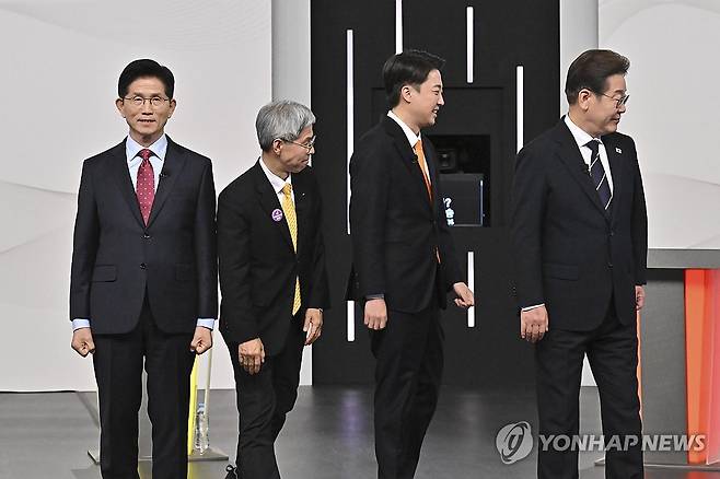 기념 촬영 마치고 각자 위치로 (서울=연합뉴스) 더불어민주당 이재명(오른쪽부터)·개혁신당 이준석·민주노동당 권영국·국민의힘 김문수 대선후보가 18일 서울 마포구 상암동 SBS 프리즘센터 스튜디오에서 열린 제21대 대선 1차 후보자 토론회 시작에 앞서 기념촬영을 마친 뒤 자리로 향하고 있다. 2025.5.18 [국회사진기자단] photo@yna.co.kr