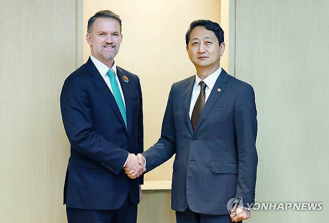 안덕근 장관, 미국 무역대표부 대표와 조선업 협력 등 논의 (서울=연합뉴스) 안덕근 산업통상자원부 장관이 지난 16일 제주 서귀포시 제주국제컨벤션센터(ICC)에서 제이미슨 그리어 미국 무역대표부 대표와 면담, 악수하며 기념 촬영하고 있다. 2025.5.19 [산업통상자원부 제공. 재판매 및 DB 금지] photo@yna.co.kr