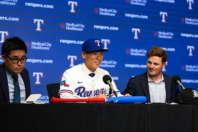 기자회견에 나선 김성준 기자회견에서 인터뷰하는 김성준과 해밀턴 와이스(오른쪽) MLB 텍사스 국제 스카우트 이사, 박광민(왼쪽) 텍사스 국제 스카우트. [텍사스 레인저스 제공. 재판매 및 DB 금지]