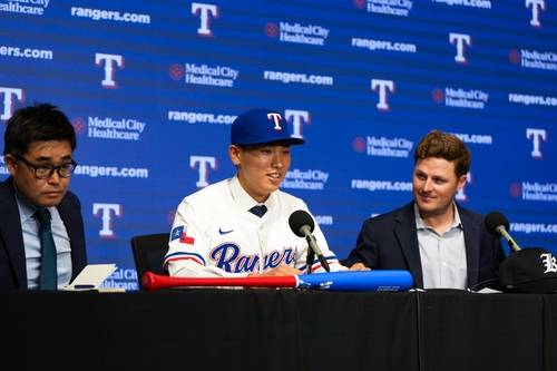 기자회견에 나선 김성준 기자회견에서 인터뷰하는 김성준과 해밀턴 와이스(오른쪽) MLB 텍사스 국제 스카우트 이사, 박광민(왼쪽) 텍사스 국제 스카우트. [텍사스 레인저스 제공. 재판매 및 DB 금지]