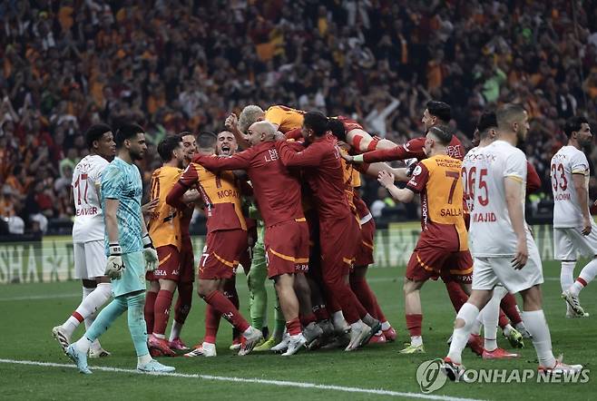 정규리그 조기 우승을 기뻐하는 갈라타사라이 선수들 [EPA=연합뉴스]