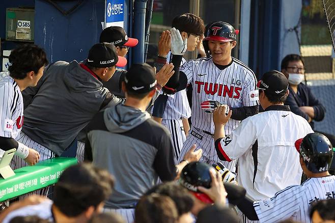 홈런을 때리고 더그아웃에 돌아와 동료 축하를 받는 오지환 (서울=연합뉴스) 프로야구 LG 트윈스가 선발 임찬규의 역투와 오지환의 결승 2점 홈런을 앞세워 6연승을 내달렸다.
    LG는 15일 서울 잠실구장에서 열린 프로야구 2025 신한 SOL 뱅크 KBO리그 키움 히어로즈와 홈경기에서 6-2로 승리했다. 2025.5.15 [LG 트윈스 제공. 재판매 및 DB 금지] photo@yna.co.kr