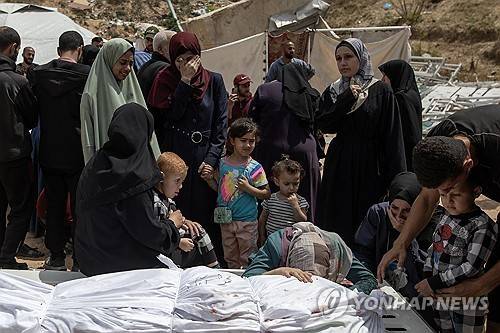 15일 이스라엘 공습에 가족을 잃은 가자 주민들 [EPA=연합뉴스 자료사진. 재판매 및 DB금지]