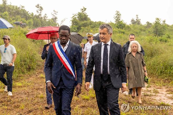 아마존 밀림의 교도소 건설 예정지역을 둘러보는 프랑스 법무장관 (생로랑 뒤 마로니[프랑스령 기아나] AFP=연합뉴스) 제랄드 다르마냉 프랑스 법무장관이 18일(현지시간) 해외영토인 프랑스령 기아나에서 교도소 건설 예정 지역을 둘러보고 있다. 2025.5.18 photo@yna.co.kr