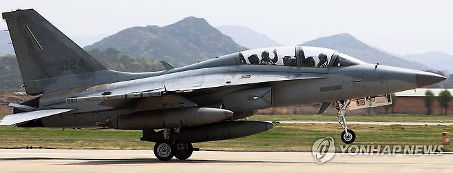 공중훈련 마친 한국 공군 조종사 (광주=연합뉴스) 조남수 기자 = 한ㆍ미 공군의 대규모 연합공중훈련 '프리덤 플래그' 훈련 이틀째인 18일 광주 광산구 제1전투비행단에서 한국 공군 조종사들이 FA-50 전투기로 항공훈련을 마치고 착륙하고 있다. 2025.4.18 iso64@yna.co.kr