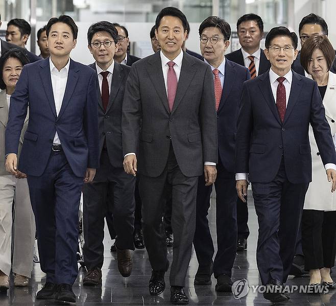 약자와 동행하는 토론회 참석한 김문수ㆍ이준석 후보 (서울=연합뉴스) 황광모 기자 = 오세훈 서울시장(가운데)과 국민의힘 김문수 대선후보(오른쪽), 개혁신당 이준석 대선후보를 비롯한 내빈들이 19일 서울 중구 서울시청에서 열린 '약자와 동행하는 서울 토론회'에 입장하고 있다. 2025.5.19 hkmpooh@yna.co.kr