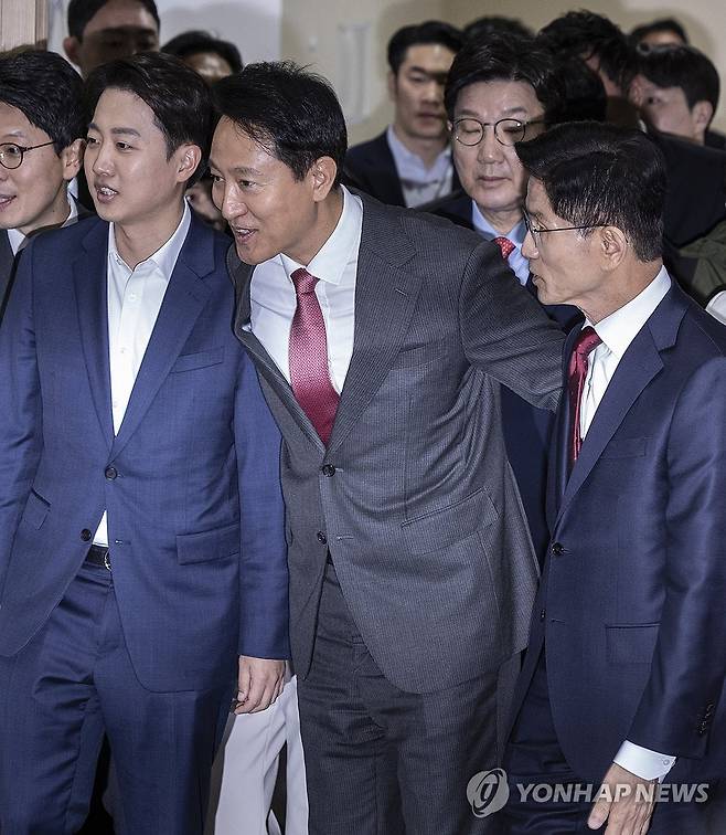 서울시 토론회 참석한 김문수ㆍ이준석 후보 (서울=연합뉴스) 황광모 기자 = 오세훈 서울시장(가운데)과 국민의힘 김문수 대선후보(오른쪽), 개혁신당 이준석 대선후보가 19일 서울 중구 서울시청에서 열린 '약자와 동행하는 서울 토론회'에 입장하고 있다. 2025.5.19 hkmpooh@yna.co.kr