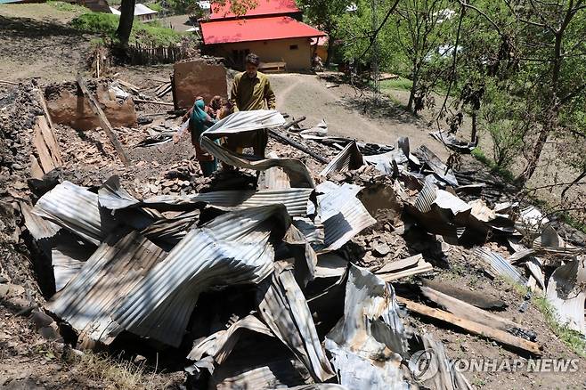 인도·파키스탄 무력충돌 파키스탄령 카슈미르에서 한 주민이 포격으로 파손된 집을 살펴보고 있다.
[EPA 연합뉴스 자료사진. 재판매 및 DB 금지]