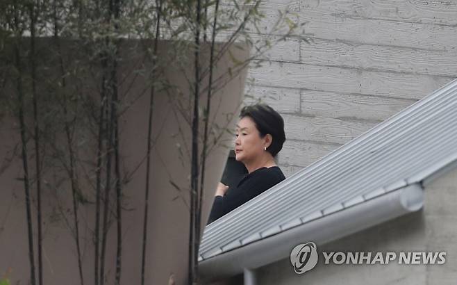 사저에서 이동하는 김정숙 여사 [연합뉴스 자료사진]