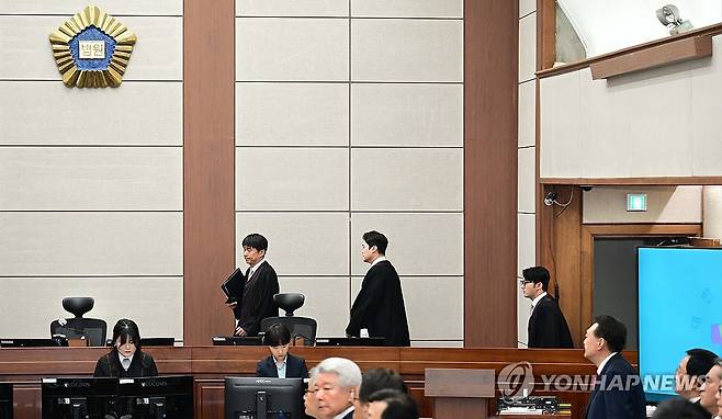 입장하는 지귀연 부장판사 (서울=연합뉴스) 지귀연 부장판사(왼쪽)가 21일 서울 서초구 서울중앙지법에서 열린 윤석열 전 대통령 내란 우두머리 혐의 형사재판 2차 공판에 입장하고 있다. 2025.4.21 [사진공동취재단] photo@yna.co.kr