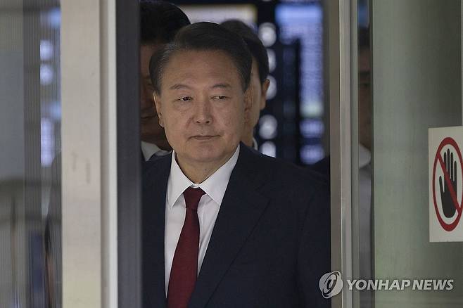 법원 나서는 윤석열 전 대통령 (서울=연합뉴스) 윤석열 전 대통령이 19일 서울 서초구 서울중앙지방법원에서 열린 내란 우두머리 혐의, 직권남용 권리행사방해 혐의 사건 4차 오전 공판을 마친 후 법원을 나서고 있다. 2025.5.19 [사진공동취재단] photo@yna.co.kr