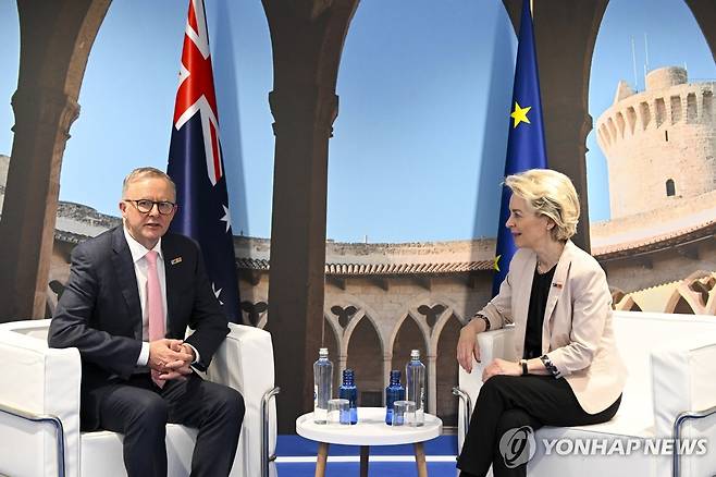 호주·EU 정상회담 앤서니 앨버니지(왼쪽) 호주 총리와 우르줄라 폰데어라이엔 EU 집행위원장. 2022년 6월 29일 스페인 마드리에서 열린 북대서양조약기구(NATO·나토) 정상회의 양자 회담 모습. 
[EPA 연합뉴스 자료사진. 재판매 및 DB 금지]