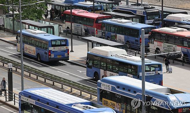 버스노조, 교섭 결렬 시 동시파업 (서울=연합뉴스) 이진욱 기자 = 한국노총 전국자동차노조연맹은 8일 전국 대표자회의를 열고 서울, 부산, 인천, 경기 등 22개 지역 전국자동차노동조합연맹 산하 시내버스 노조가 노사교섭 결렬 시 오는 28일 동시 총파업을 예고했다. 사진은 8일 서울역 앞 버스환승센터 정류장 버스 모습. 2025.5.8 cityboy@yna.co.kr