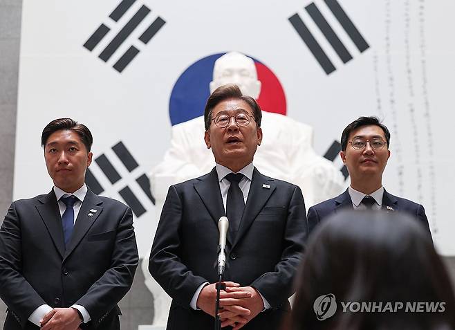 취재진 질문에 답하는 이재명 후보 (서울=연합뉴스) 김주성 기자 = 더불어민주당 이재명 대선 후보가 19일 서울 용산구 백범김구 묘역을 참배한 뒤 취재진 질문에 답하고 있다. 2025.5.19 [공동취재] utzza@yna.co.kr