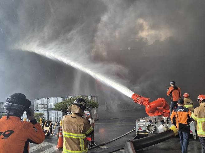 광주 타이어공장 화재 현장에 대용량포 방사시스템 투입 [소방청 제공]