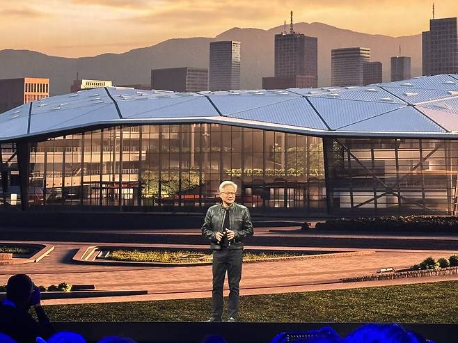 기조연설을 진행 중인 젠슨 황 엔비디아 CEO (타이베이=연합뉴스) 강태우 기자 = 젠슨 황 엔비디아 최고경영자(CEO)가 19일 대만 타이베이 뮤직센터에서 신사옥 부지를 발표하고 있다. 배경은 신사옥 조감도. 2025.5.19 burning@yna.co.kr