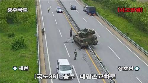 중앙분리대에 올라탄 장갑차 [독자 제공. 재판매 및 DB 금지]