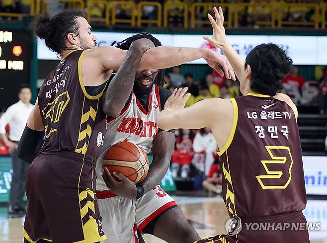 "자밀 워니를 막아라" (창원=연합뉴스) 김동민 기자 = 9일 경남 창원체육관에서 열린 2024∼2025시즌 프로농구 창원 LG 세이커스와 서울 SK 나이츠의 챔피언결정전 3차전 경기. LG 아셈 마레이가 SK 자밀 워니를 디펜스하고 있다. 2025.5.9 image@yna.co.kr