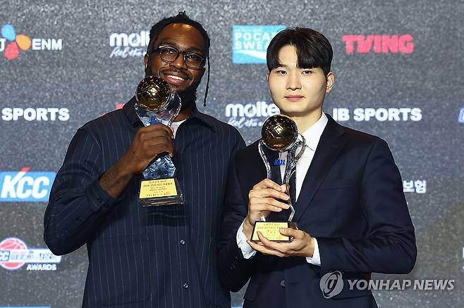 MVP 트로피 들고 기념촬영하는 SK 안영준-워니 (서울=연합뉴스) 서대연 기자 = 9일 오후 서울 강남구 그랜드 인터컨티넨탈 서울 파르나스에서 열린 2024-2025 KCC 프로농구 시상식에서 국내·외국선수 MVP를 수상한 서울 SK 안영준(오른쪽), 자밀 워니가 기념촬영하고 있다. 2025.4.9 dwise@yna.co.kr