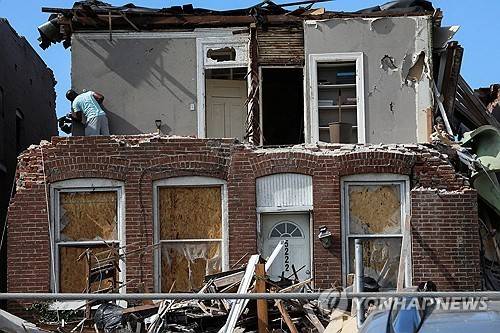 토네이도 피해 입은 미주리주 세인트루이스의 주택 [로이터=연합뉴스]