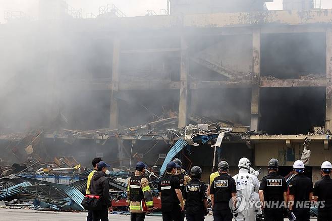 금호타이어 화재현장 조사 (광주=연합뉴스) 조남수 기자 = 금호타이어 광주공장 화재 발생 사흘째인 19일 광주 광산구 금호타이어 2공장에서 국과수, 경찰, 소방 등 관계자들이 화재 현장을 조사하고 있다. 2025.5.19 iso64@yna.co.kr