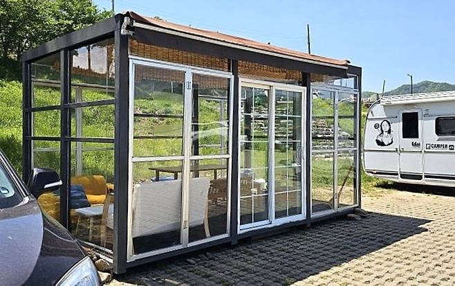 친수공간에 설치된 가설건축물  [충주시 제공. 재판매 및 DB 금지]