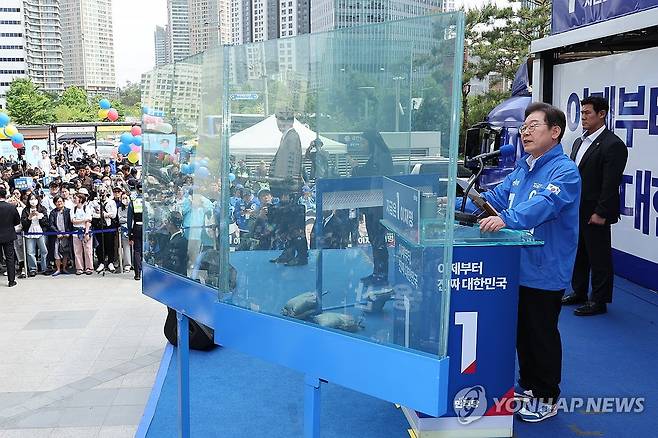 이재명 후보, 용산역광장서 집중유세 (서울=연합뉴스) 김주성 기자 = 더불어민주당 이재명 대선 후보가 19일 서울 용산역광장에서 열린 집중유세에서 시민들에게 지지를 호소하고 있다. 2025.5.19 [공동취재] utzza@yna.co.kr