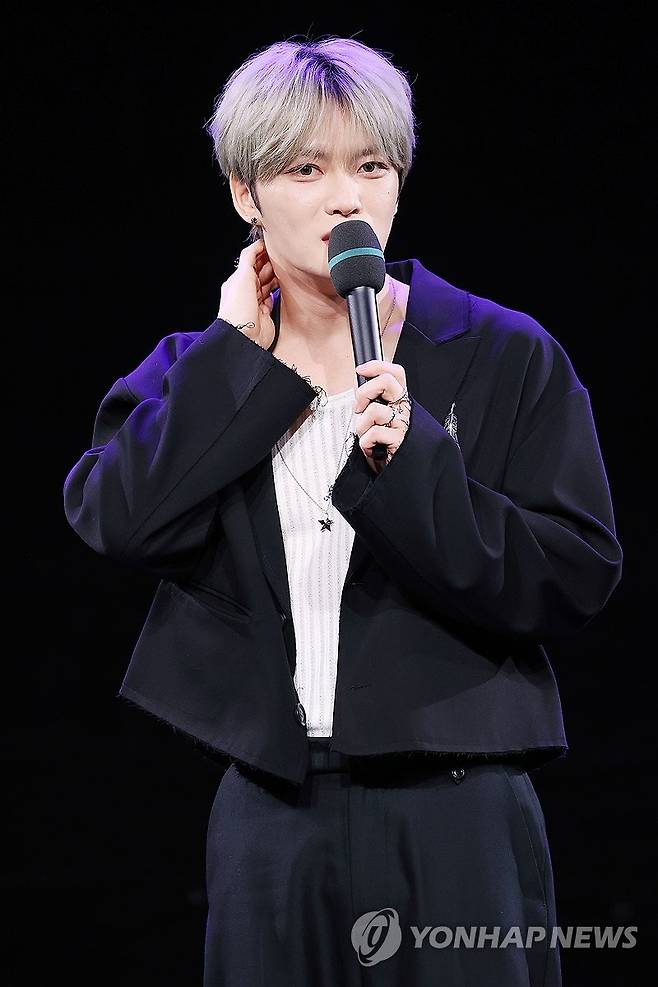 김재중, '뷰티 인 카오스'로 컴백 (서울=연합뉴스) 진연수 기자 = 가수 김재중이 19일 오후 서울 마포구 MBC 골든마우스홀에서 열린 새 미니앨범 '뷰티 인 카오스(Beauty in Chaos)' 발매 기자간담회에서 컴백소감을 말하고 있다. 2025.5.19 jin90@yna.co.kr