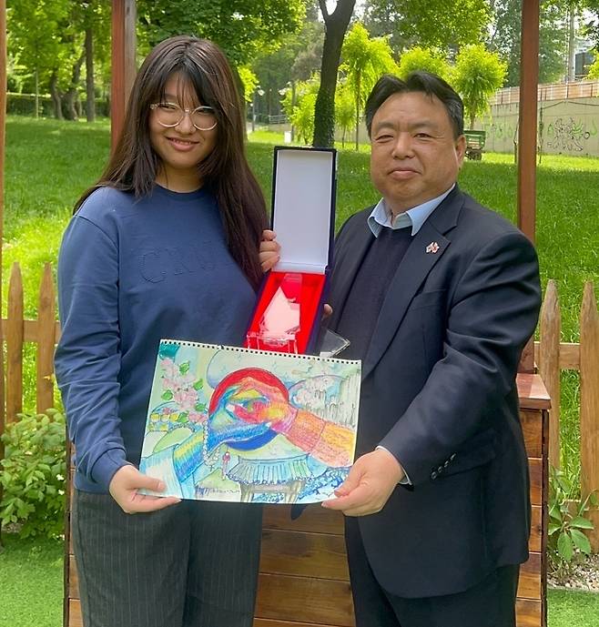 '나라사랑 그림그리기 대회' 대상 탄 김하원 학생(왼쪽)과 김현두 주조지아 한국대사 [주조지아 한국대사관 제공. 재판매 및 DB 금지]
