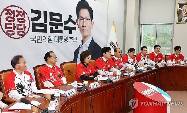 중앙선대위 회의에서 발언하는 김용태 비대위원장 (서울=연합뉴스) 김주형 기자 = 국민의힘 김용태 비상대책위원장(왼쪽 네번째)이 19일 국회에서 열린 중앙선거대책위원회 회의에서 발언하고 있다. 2025.5.19 kjhpress@yna.co.kr