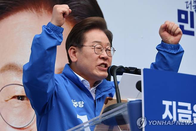 이재명 후보, 지지 호소 (서울=연합뉴스) 김주성 기자 = 더불어민주당 이재명 대선 후보가 서울 표심 잡기에 나선 19일 서울 영등포구 타임스퀘어에서 열린 유세에서 지지를 호소하고 있다. 2025.5.19 utzza@yna.co.kr