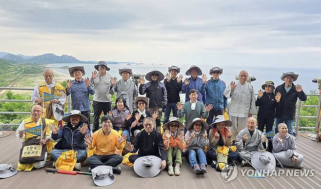 7대 종교 성직자들, 평화 선거 염원하며 DMZ평화도보순례 (강원 고성=연합뉴스) 19일 강원 고성군 통일전망대에서 열린 DMZ평화도보순례 행사에서 7대 종교 성직자들이 평화로운 대통령선거를 통한 성숙한 민주사회 건설과 남북한 평화 회복을 기원하며 출발 전 기념 촬영하고 있다. 2025.5.19 [국경선평화학교 제공. 재판매 및 DB 금지] yangdoo@yna.co.kr