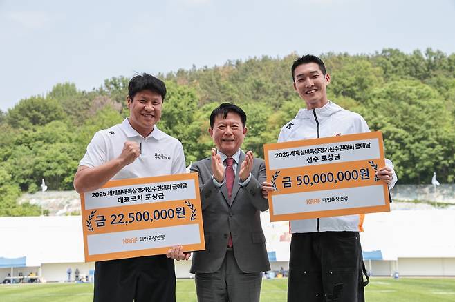 대한육상연맹, 우상혁에게 포상금 지급 (서울=연합뉴스) 우상혁(오른쪽)이 19일 밀양종합경기장에서 대한육상연맹으로부터 2025 세계실내선수권 우승 포상금 5천만원을 받고, 기념 촬영하고 있다. 왼쪽은 김도균 대표팀 코치, 가운데는 육현표 대한육상연맹 회장. [대한육상연맹 제공. 재판매 및 DB금지]