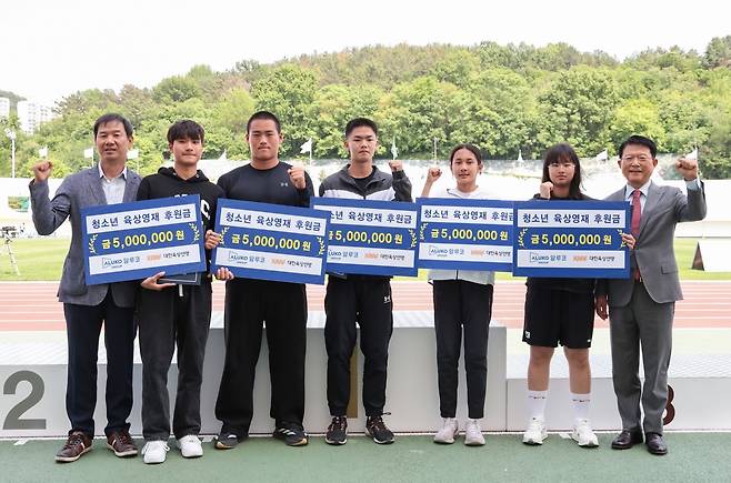 대한육상연맹의 꿈나무 장학금 수여식 (서울=연합뉴스) 대한육상연맹이 19일 밀양종합운동장에서 유망주 5명에게 장학금을 수여하고 있다. 왼쪽부터 현대알루미늄 이영태 사장, 박건우, 원찬우, 이반석, 송재연, 조혜경, 대한육상연맹 육현표 회장. [대한육상연맹 제공. 재판매 및 DB금지]