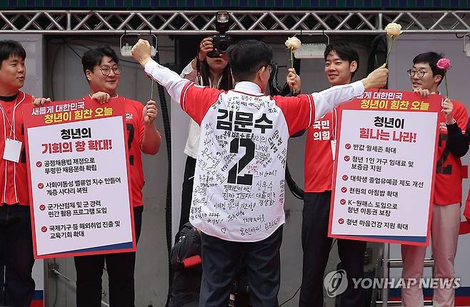 청년 정책 공약 발표한 김문수 후보 (서울=연합뉴스) 류영석 기자 = 국민의힘 김문수 대선 후보가 19일 서울 청계광장에서 청년 정책 공약 발표를 마친 뒤 인사하고 있다. 2025.5.19 ondol@yna.co.kr