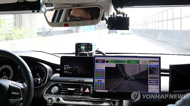 서울 자동차전용도로에 암행순찰차 등장 (서울=연합뉴스) 이진욱 기자 =  19일 서울경찰청 관계자가 암행순찰차로 내부간선도로에서 과속 차량을 단속하고 있다.  서울경찰청은 지난 15일부터 차량 탑재형 단속 장비를 장착한 암행순찰차를 올림픽대로, 강변북로 등 자동차 전용도로에 집중 운영하고 있다. 순찰차 탑재형 단속 장비는 레이더로 앞선 차량의 속도를 측정한 뒤 과속 여부를 자동으로 확인하며, 수동 영상 녹화 기능을 통해 난폭운전이나 끼어들기, 지정차로 위반 등 법규 위반 사항을 단속한다. 2025.5.19 [공동취재] cityboy@yna.co.kr