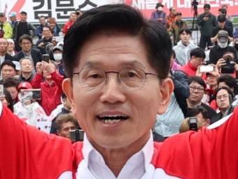 김문수 후보 (군산·수원=연합뉴스) 16일수원 지동시장서 지지 호소하는 김문수 후보