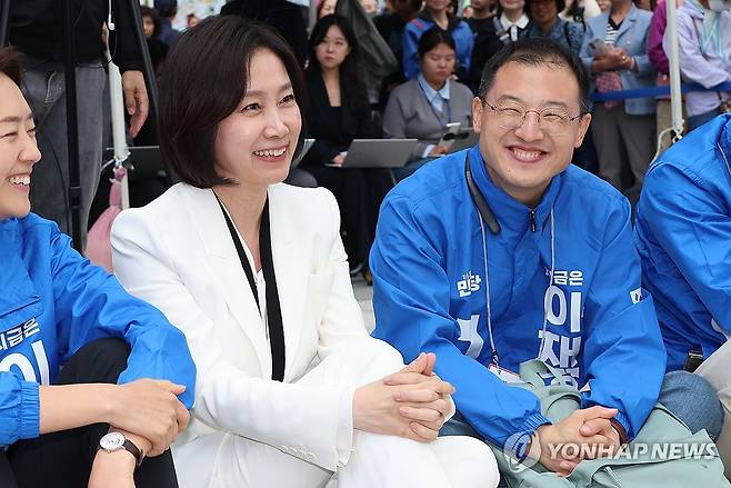 허은아ㆍ김상욱, 이재명 후보 유세에서 활짝 (서울=연합뉴스) 김주성 기자 = 허은아 전 개혁신당 대표와 국민의힘을 탈당해 더불어민주당에 입당한 김상욱 의원이 19일 서울 영등포구 타임스퀘어에서 열린 더불어민주당 이재명 대선 후보 유세에 참석해 활짝 웃고 있다. 2025.5.19 utzza@yna.co.kr