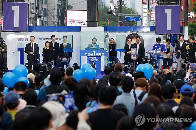 홍대거리에서 유세하는 이재명 후보 (서울=연합뉴스) 김주성 기자 = 더불어민주당 이재명 대선 후보가 19일 서울 마포구 KT&G 상상마당 앞에서 방탄유리가 설치된 유세차에 올라 연설하고 있다. 2025.5.19 [공동취재] utzza@yna.co.kr