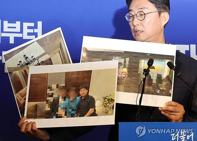 민주당, "지귀연 판사 유흥업소 접대 의혹" 사진 공개 (서울=연합뉴스) 김주형 기자 = 더불어민주당 노종면 선대위 대변인이 19일 서울 여의도 당사에서 "윤석열 전 대통령의 내란 혐의 사건 재판장인 지귀연 서울중앙지법 부장판사가 유흥업소에서 접대받았다"라는 의혹을 제기하며 관련 사진을 공개하고 있다. 2025.5.19 kjhpress@yna.co.kr