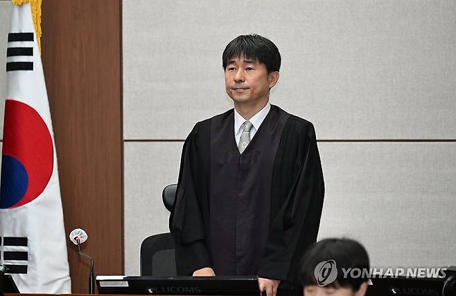 인사하는 지귀연 부장판사 [연합뉴스 자료사진]